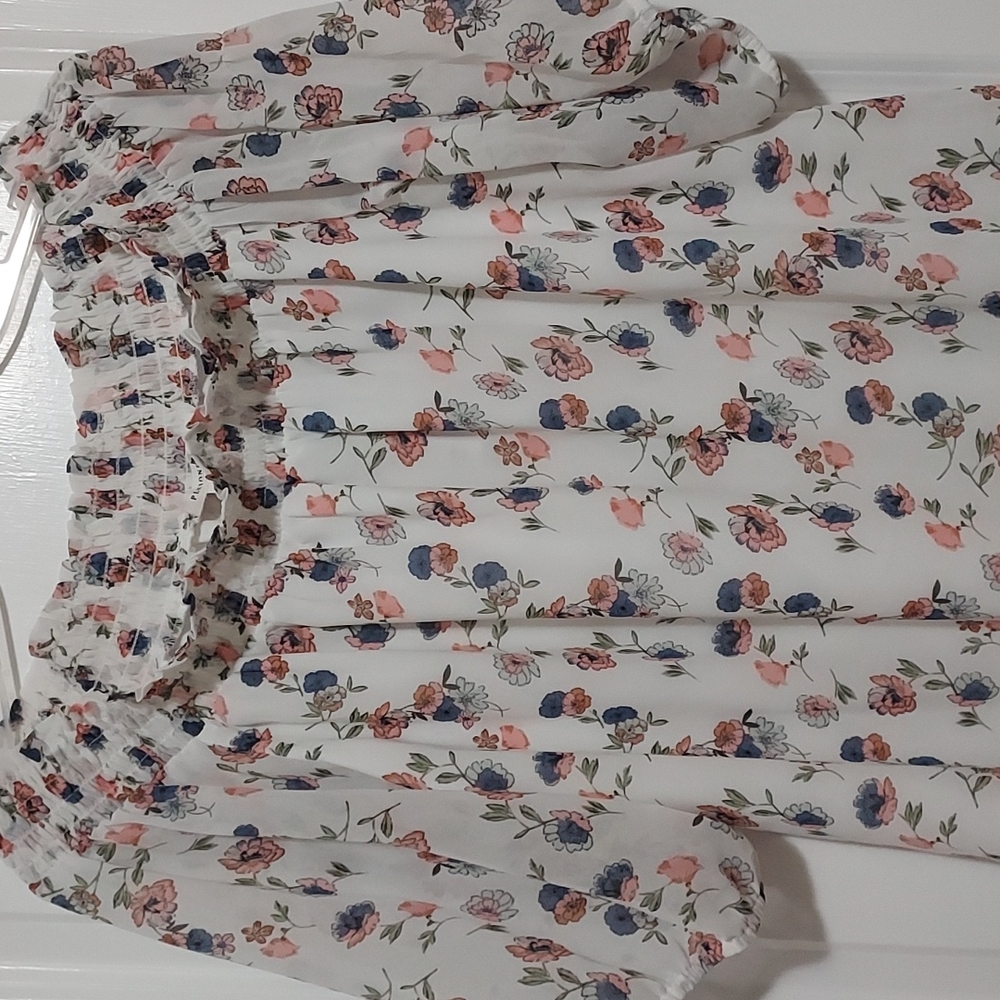⬇️Price Drop⬇️White Floral Blouse NWT - Picture 2 of 5